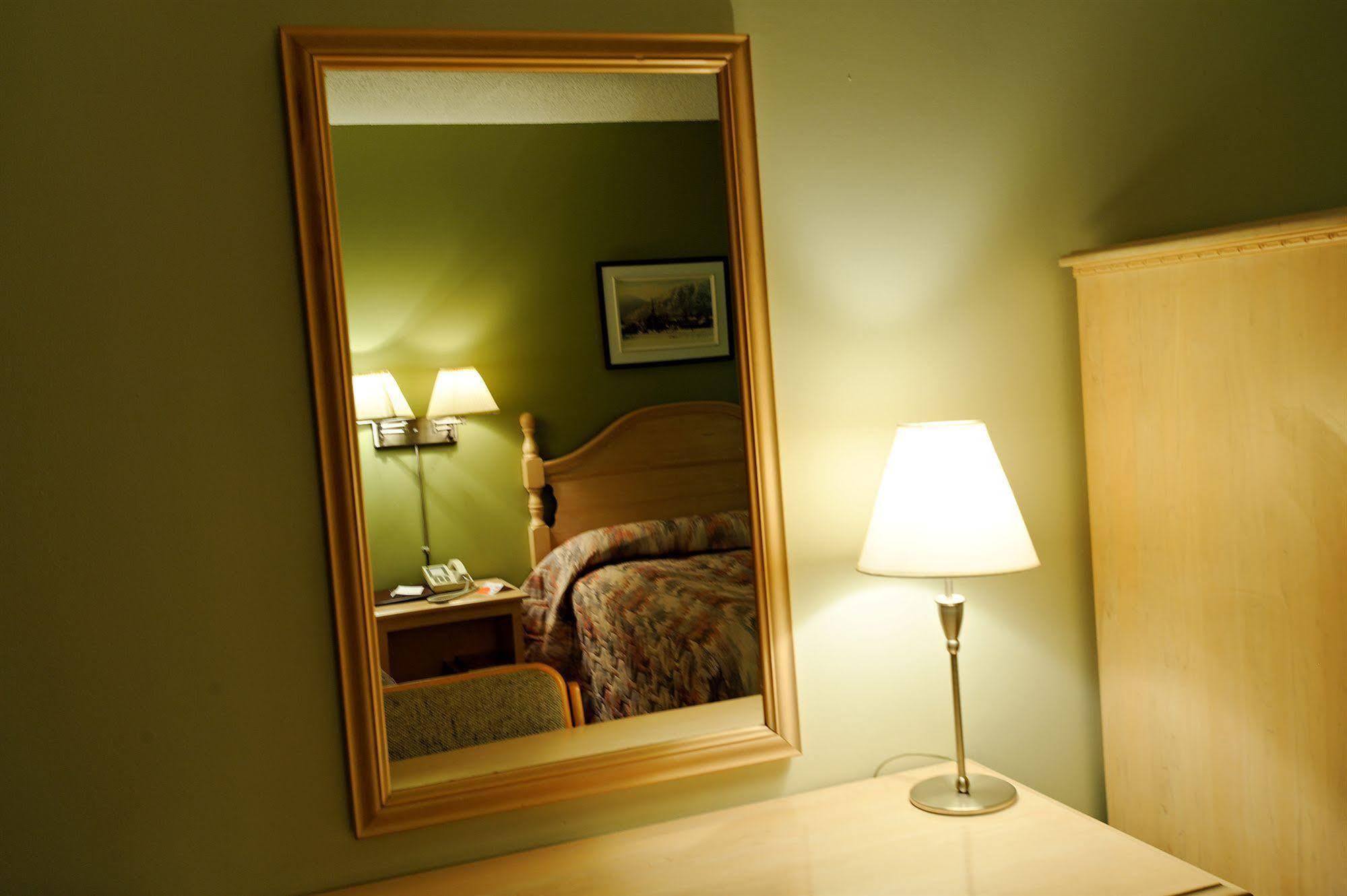 Le Transit Hotel Mont-Saint-Hilaire